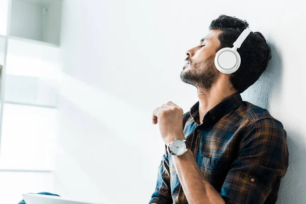 Handsome Racial Man Closed Eyes Listening Music Apartment — Stock Photo, Image