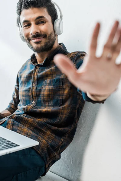 Foco Seletivo Homem Bonito Sorridente Racial Com Laptop Acenando Para — Fotografia de Stock