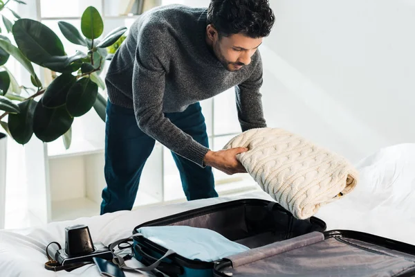 Handsome Racial Man Sweater Packing Travel Bag Apartment — Stock Photo, Image