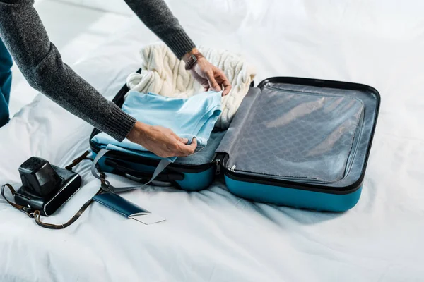 Vista Recortada Del Hombre Racial Suéter Embalaje Bolsa Viaje Apartamento — Foto de Stock