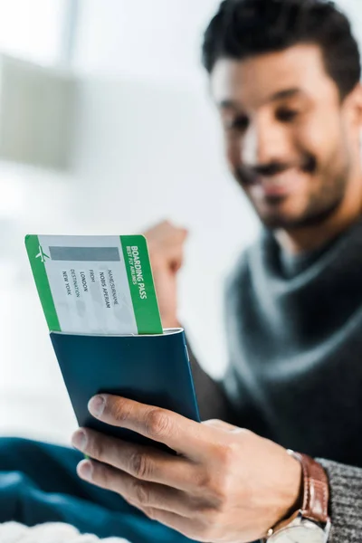 Foco Seletivo Sorrir Homem Racial Suéter Segurando Passaporte Com Bilhete — Fotografia de Stock