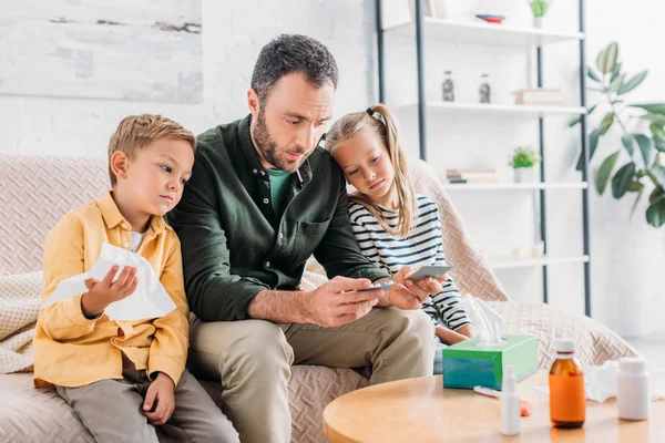 Sad Man Holding Pills While Sitting Sofa Diseased Children — Stock Photo, Image