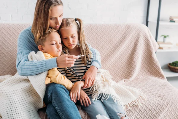 Upset Woman Looking Thermometer While Sitting Sofa Diseased Children — Stock Photo, Image