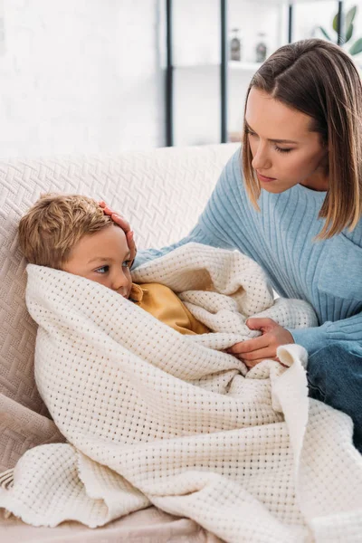 Zorgzame Moeder Kijken Naar Zieke Zoon Verpakt Deken — Stockfoto