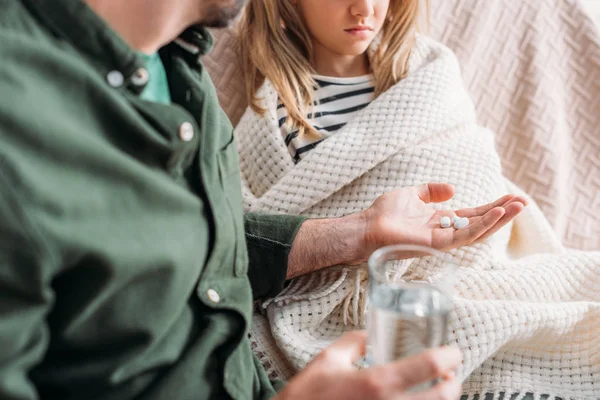 Vista Recortada Del Hombre Dando Pastillas Hija Enferma — Foto de Stock