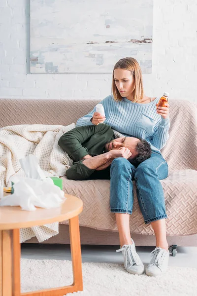 Atenta Esposa Sosteniendo Contenedor Con Pastillas Jarabe Para Tos Cerca — Foto de Stock