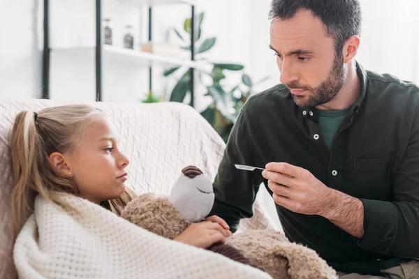 Zorgzame Vader Geeft Medicijnen Aan Zieke Dochter Die Teddybeer Vasthoudt — Stockfoto