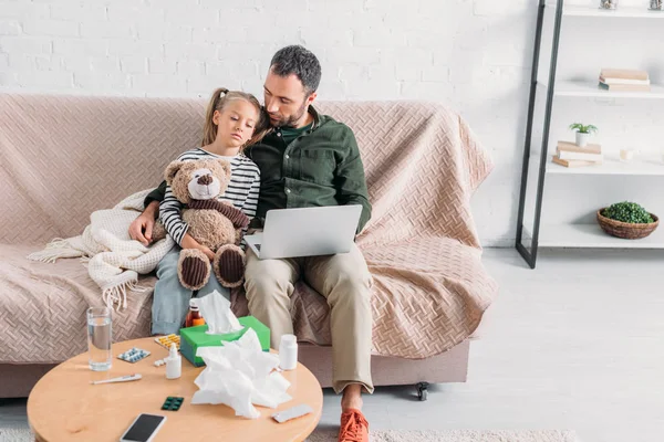 Padre Bambino Malato Seduti Sul Divano Utilizzando Computer Portatile — Foto Stock