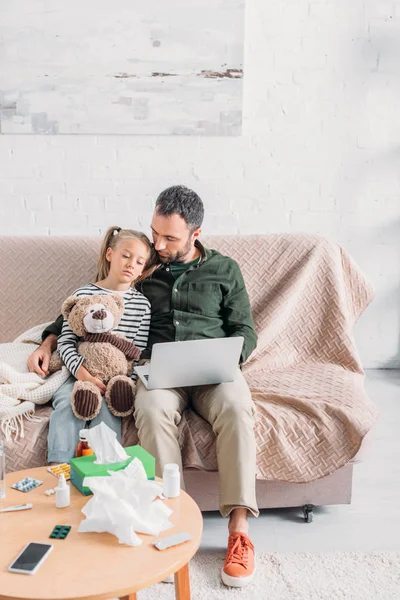 Uomo Con Malato Figlia Sconvolta Seduto Sul Divano Utilizzando Computer — Foto Stock