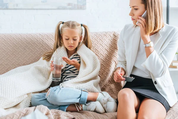 Ziek Kind Met Glas Water Pillen Buurt Van Moeder Praten — Stockfoto