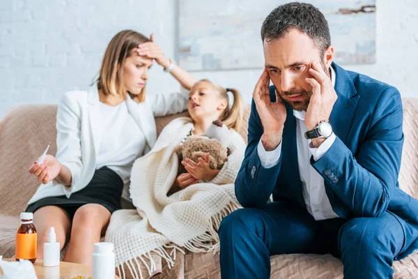 Besorgter Vater Berührt Kopf Und Mutter Sitzt Neben Kranker Tochter — Stockfoto