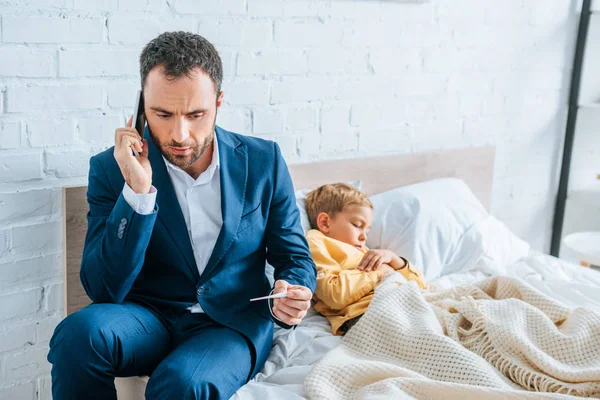 Resmi Olarak Endişeli Bir Adam Akıllı Telefonla Konuşuyor Hasta Oğlunun — Stok fotoğraf