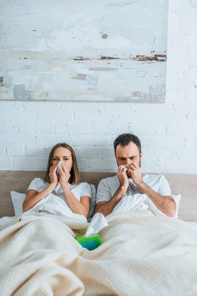 Marido Doente Esposa Espirrando Enquanto Deitado Cama Juntos — Fotografia de Stock