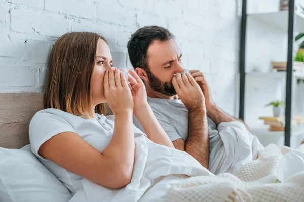 Sick Husband Wife Sneezing While Lying Bed Together — Stock Photo, Image