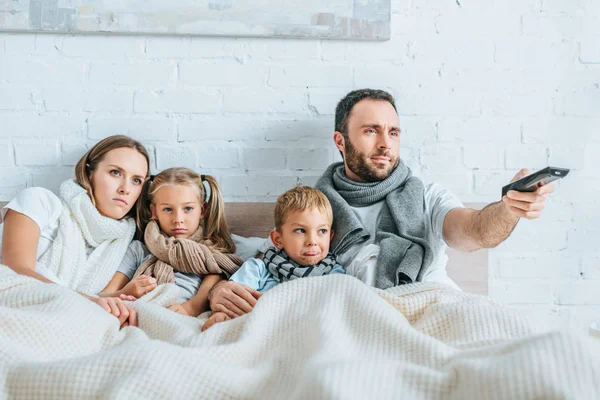 Kranke Familie Liegt Bett Und Schaut Gemeinsam Fern — Stockfoto