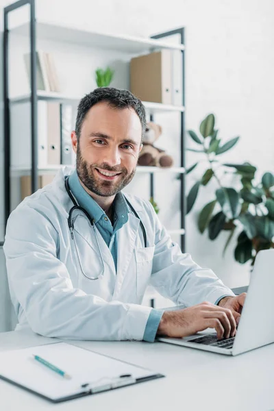 Médico Positivo Olhando Para Câmera Usar Laptop — Fotografia de Stock