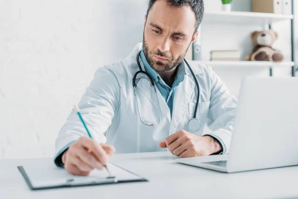 Selective Focus Attentive Doctor Writing Prescription Clipboard — Stock Photo, Image
