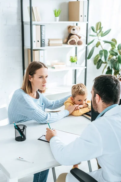 Attente Moeder Met Zoon Zoek Naar Arts Het Ziekenhuis — Stockfoto