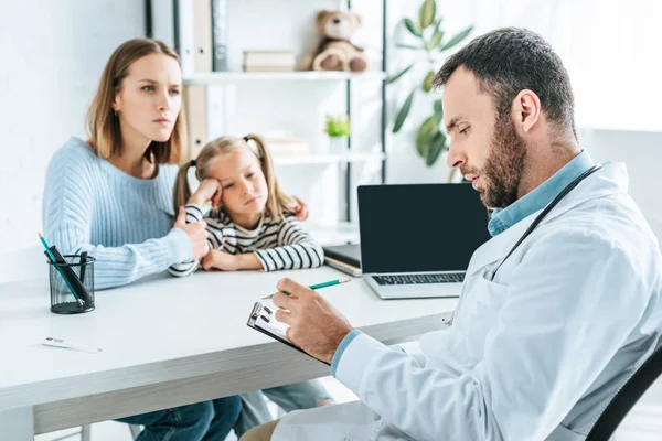 Ernstige Kinderarts Schrijven Recept Buurt Attente Moeder Dochter — Stockfoto