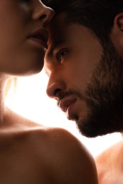 Şehvetli, çıplak bir çiftin silueti, beyaz üzerine izole edilmiş.