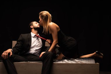 Güzel, tutkulu sevgililer karanlık odada oturuyor.