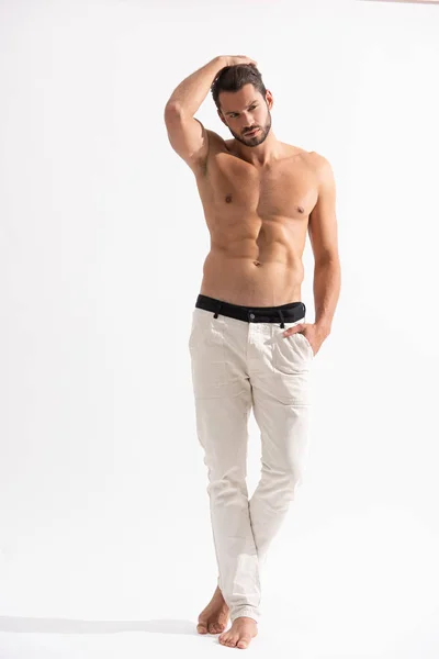 Pria Tampan Bertelanjang Dada Dengan Jeans Putih Dan Putih — Stok Foto