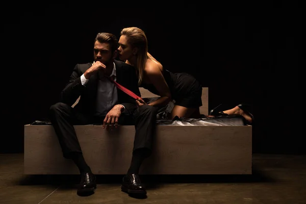 Élégant Couple Sexy Assis Sur Lit Dans Chambre Noire — Photo