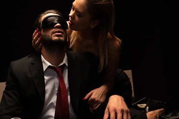 Schöne Sexy Frau Umarmt Mann Maske Auf Bett Dunklen Raum — Stockfoto