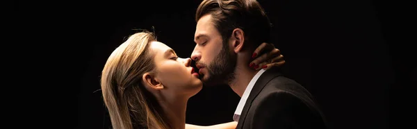 Plan Panoramique Beau Couple Sexy Embrasser Dans Chambre Noire — Photo