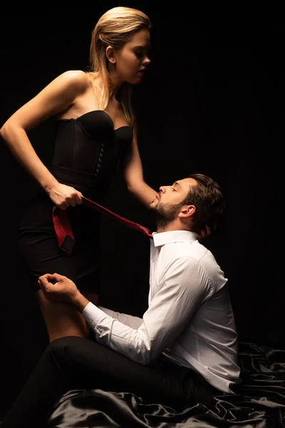 Belo Casal Apaixonado Amantes Brincando Com Gravata Cama Quarto Escuro — Fotografia de Stock