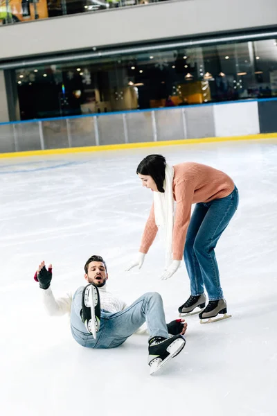 Preocupado Casal Passar Tempo Pista Patinação Enquanto Homem Caindo Ringue — Fotografia de Stock