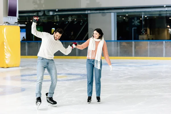 Happy Woman Teaching Smiling Man Skate Rink Holding Hands — Stock Photo, Image