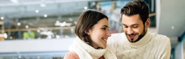 Tiro Panorâmico Casal Feliz Camisolas Passar Tempo Pista Patinação — Fotografia de Stock