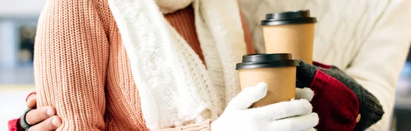 Ausgeschnittene Ansicht Eines Jungen Paares Handschuhen Das Kaffee Hält Auf — Stockfoto
