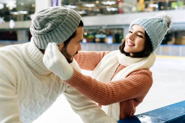 Joven Sonriente Pareja Usando Sombreros Pista Patinaje — Foto de Stock