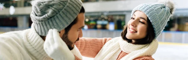 Tiro Panorâmico Jovem Casal Feliz Vestindo Chapéus Pista Patinação — Fotografia de Stock