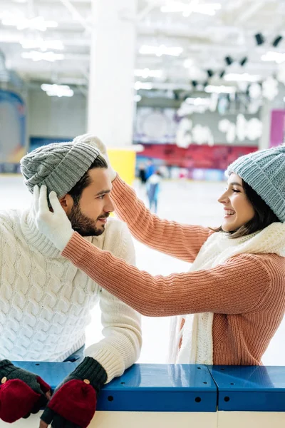 Heureux Couple Souriant Portant Des Chapeaux Sur Patinoire — Photo