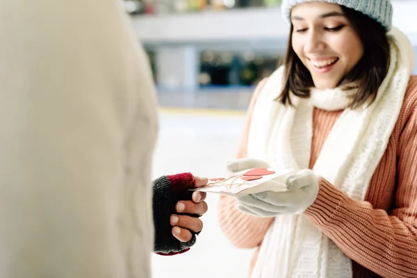 Man Giving Greeting Card Valentines Day Woman Skating Rink — Stock Photo, Image