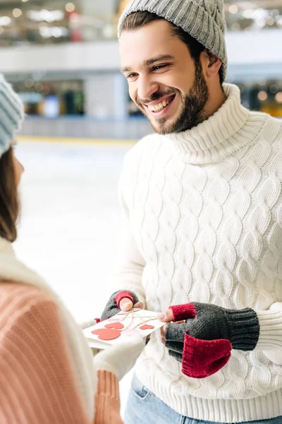 Feliz Hombre Dando Tarjeta Felicitación San Valentín Día Mujer Pista — Foto de Stock