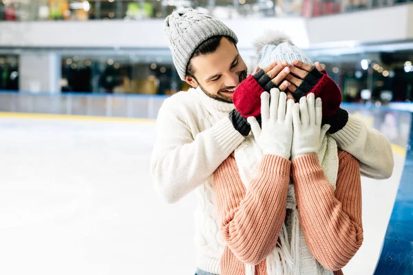 Happy Man Closing Eyes Woman Make Surprise Skating Rink — Stock Photo, Image