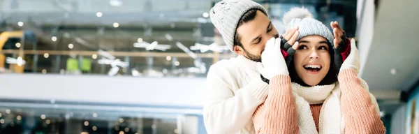 Plano Panorámico Novio Alegre Cerrando Los Ojos Novia Emocionada Para — Foto de Stock