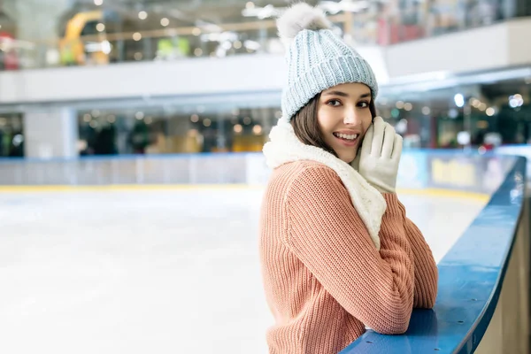 セーター スカーフ スケートリンクに立つ帽子の正の女の子 — ストック写真
