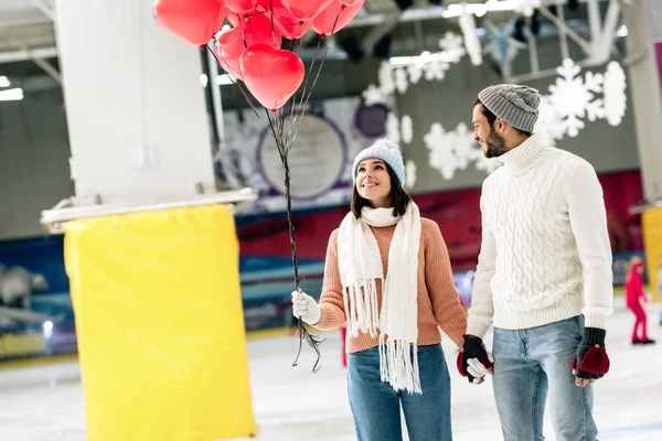 Pareja Alegre Con Globos Forma Corazón Rojo Pasar Tiempo Pista — Foto de Stock