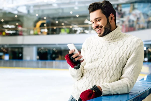 Homme Souriant Utilisant Smartphone Sur Patinoire — Photo