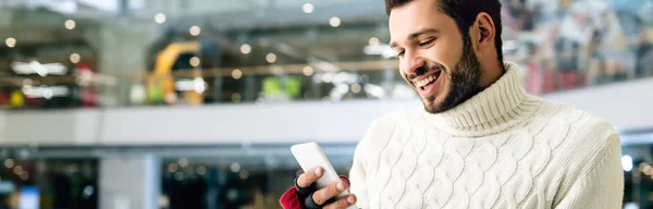 Πανοραμική Λήψη Του Όμορφος Χαρούμενος Άνθρωπος Χρησιμοποιώντας Smartphone Για Πατινάζ — Φωτογραφία Αρχείου