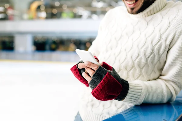 Cropped View Man Sweater Using Smartphone Skating Rink — Stock Photo, Image
