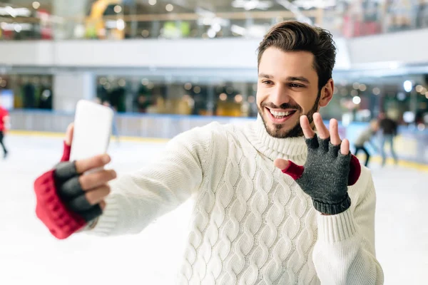 Pria Ceria Melambaikan Tangan Dan Menggunakan Smartphone Arena Skating — Stok Foto