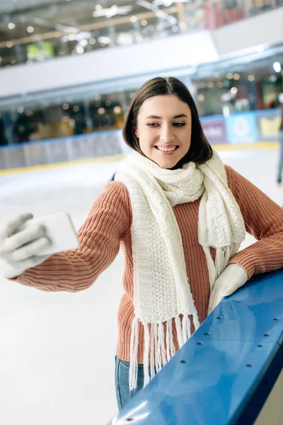 Hermosa Chica Sonriente Tomando Selfie Teléfono Inteligente Pista Patinaje —  Fotos de Stock