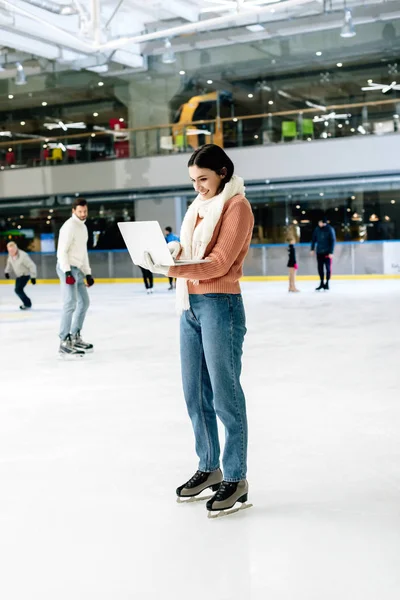 Hermosa Chica Usando Portátil Pista Patinaje Con Gente — Foto de Stock