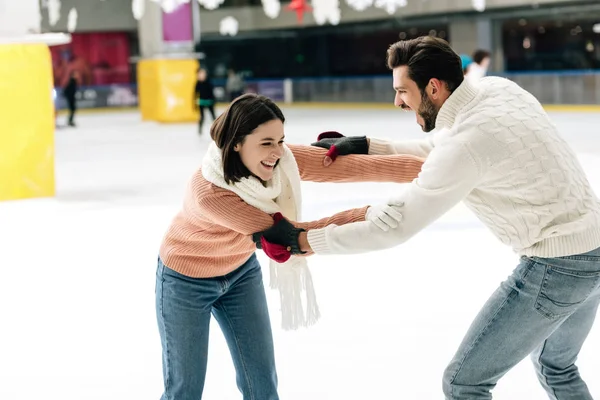 Belo Jovem Casal Divertindo Pista Patinação — Fotografia de Stock